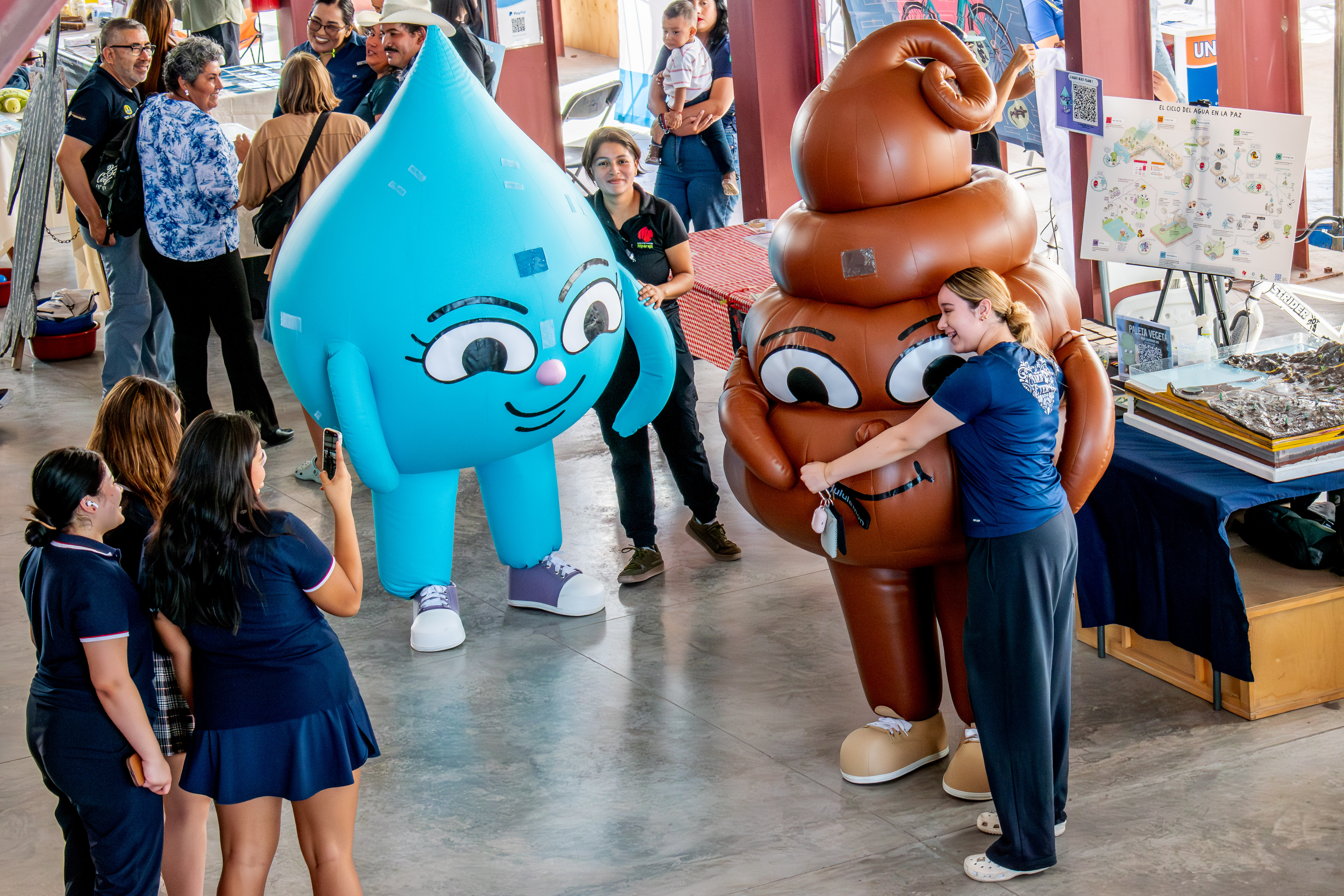 Botargas — La palomilla del agua characters at a public event